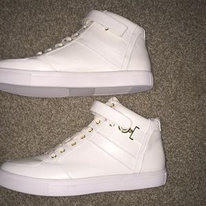 FRESH!!(NEW) (NOT USED) Guess Luxury Sneakers